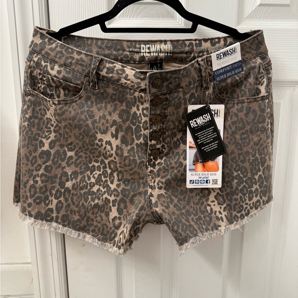 New with tags women’s leopard shorts